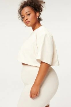 GOOD AMERICAN ESSENTIAL CROPPED BOXY TEE | BONE001 Tees & Tops