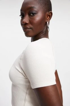 GOOD AMERICAN THERMAL CROPPED TEE | BONE001