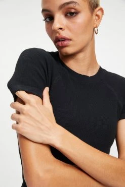 GOOD AMERICAN Tees & Tops THERMAL CROPPED TEE | BLACK001