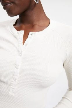 GOOD AMERICAN THERMAL FITTED HENLEY | BONE001 Tees & Tops