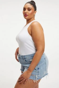 GOOD AMERICAN ASYMMETRICAL OPEN BACK TEE | WHITE001