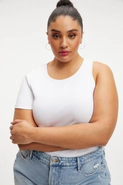 GOOD AMERICAN ASYMMETRICAL OPEN BACK TEE | WHITE001