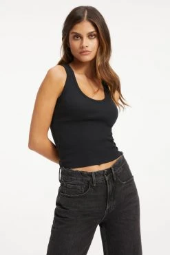 GOOD AMERICAN FITTED SCOOP NECK TANK | BLACK001