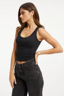 GOOD AMERICAN FITTED SCOOP NECK TANK | BLACK001