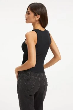 GOOD AMERICAN FITTED SCOOP NECK TANK | BLACK001